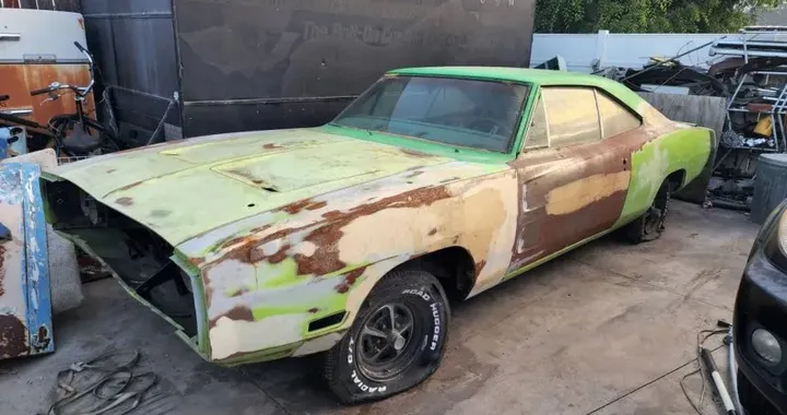 Questa Dodge Charger R/T cerca un nuovo proprietario: serve restauro completo