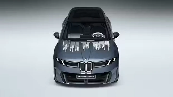 BMW iX3 Flow Edition, la carrozzeria cambia colore