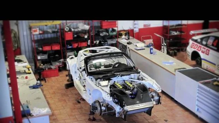 BMW Z4: un video mostra come costruire un esemplare da GT3