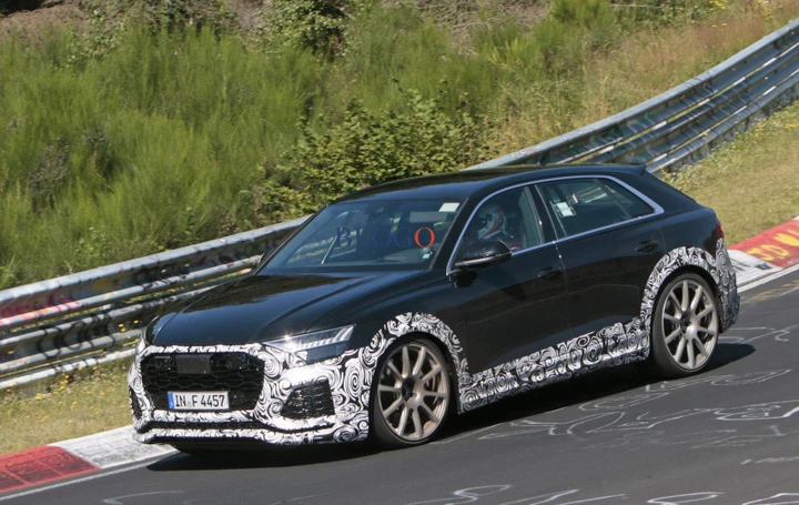 Audi Q8: foto spia della versione RS