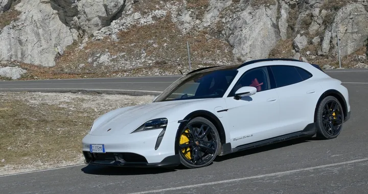 Porsche Taycan Cross Turismo Turbo S: il video
