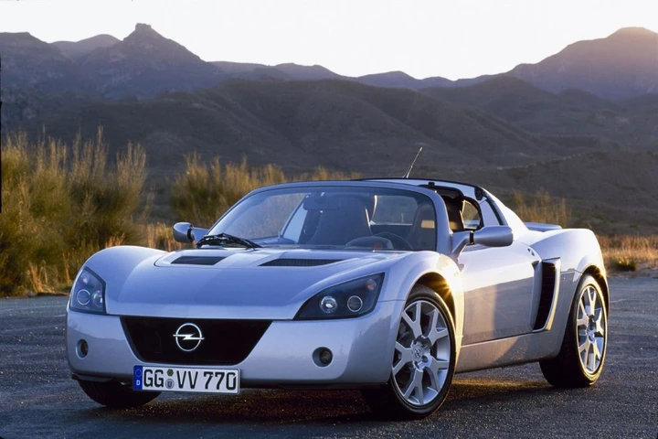 Opel Speedster, i 25 anni della sportiva nata insieme a Lotus