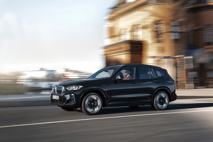 BMW iX3: ecco il restyling della SUV media elettrica