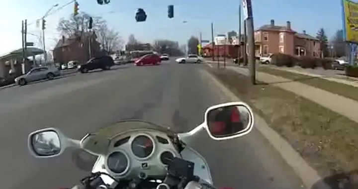 Incidente all\'incrocio con la moto