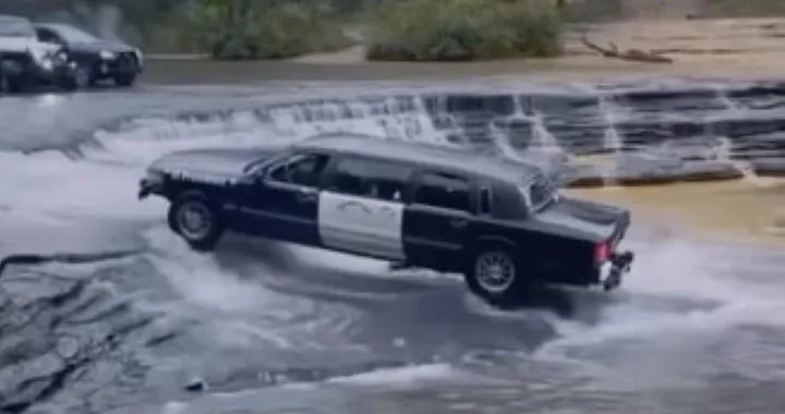 La Lincoln limousine rimane bloccata tra le rocce piene d'acqua [Video]