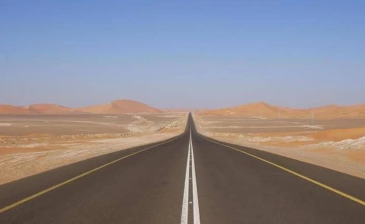Esiste una strada dritta per 240 chilometri, è record: dove si trova