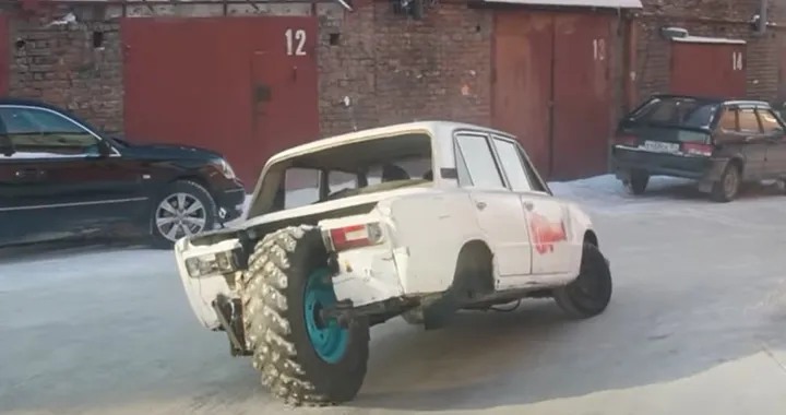 Dalla Russia la Lada a 3 ruote: occhio al rollio [Video]