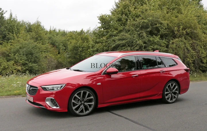 Opel Insignia GSI Sport Tourer: foto spia senza veli
