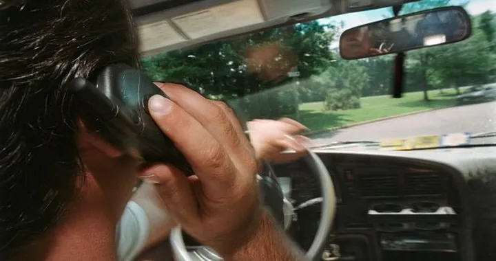 Commette incidente mentre telefonava: via lo smartphone