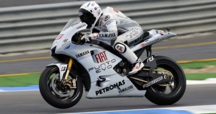 MotoGP: Lorenzo "razzo" all'Estoril. Un problema di assetto ferma Rossi