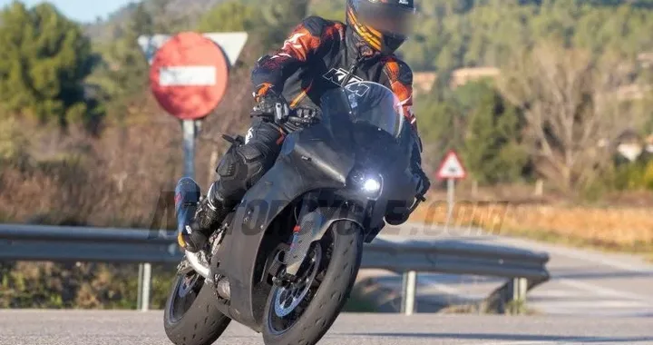 KTM al lavoro sulla RC 990: ecco le prime foto spia