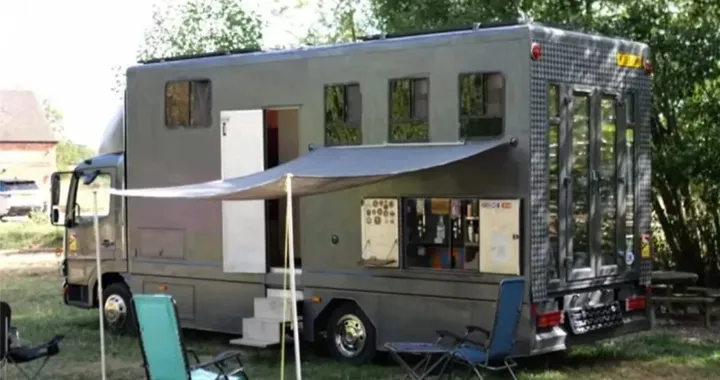 Da camion per cavalli a camper da sogno: una famiglia ci vive con soli 23.000 euro