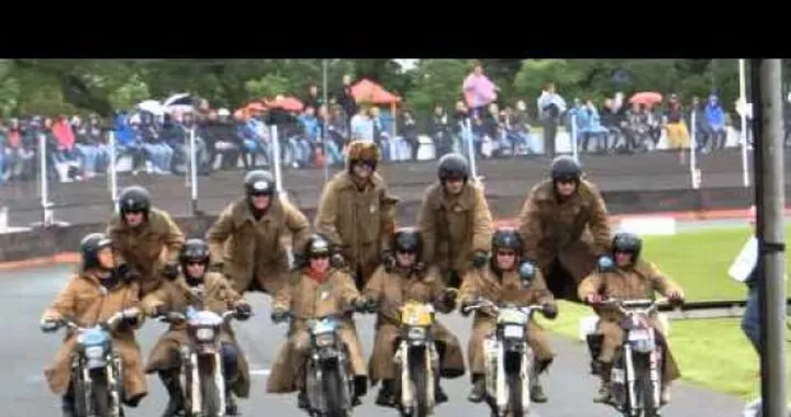 I Purple Helmets, cioè la follia a due ruote sull'Isola di Man [Video]