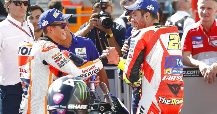 MotoGP Brno 2016: pole record di Marquez su Lorenzo e Iannone, Rossi 6° [Foto]