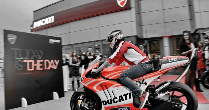 Andrea Dovizioso taglia il nastro all'inaugurazione del nuovo Ducati Store Roma