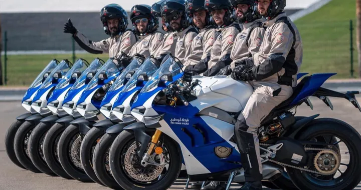 La Ducati Panigale V4 R entra a far parte della flotta di polizia di Abu Dhabi