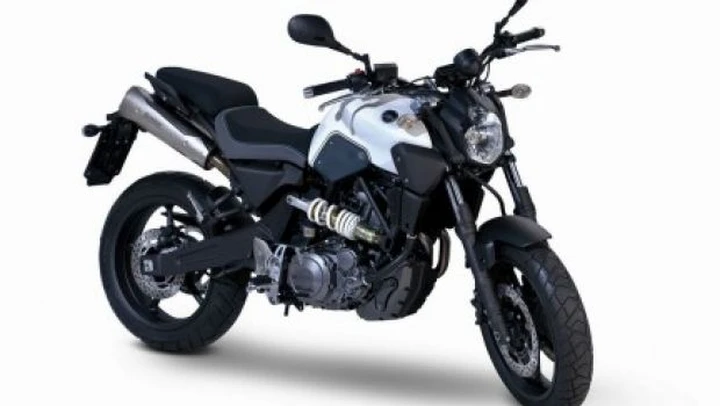 Yamaha MT-03 con doppio scarico Akrapovic