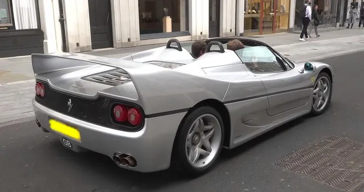 Ferrari F50: il suo V12 si scatena a Londra [Video]
