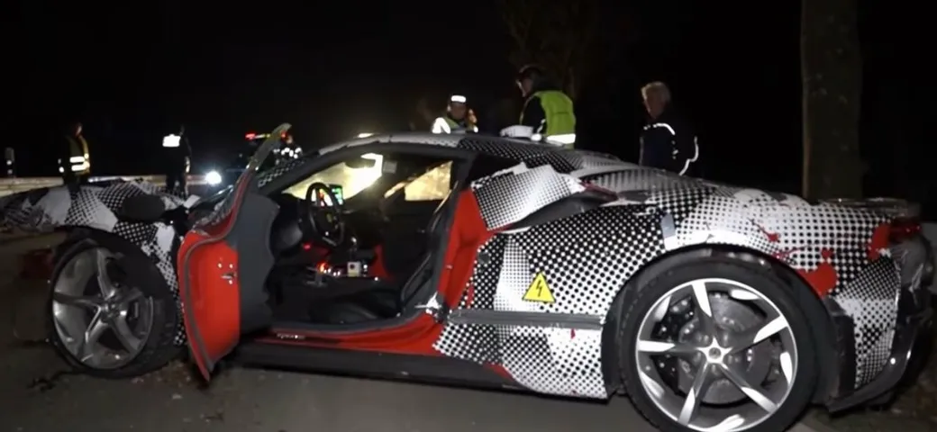 Ferrari SF90 Stradale: incidente per un prototipo in Germania [Video]