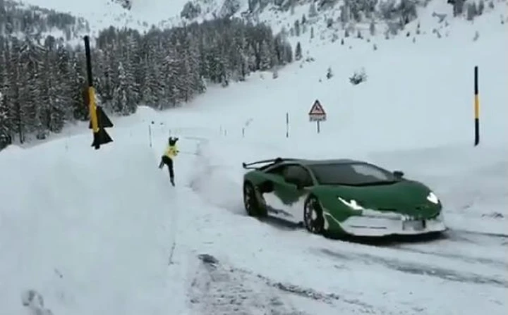 Lamborghini Aventador SVJ sulla neve con sciatore al traino [Video]