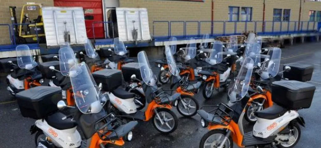TNT Post consegna la posta con i Piaggio Liberty 50 4T