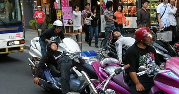 Foto del giorno: al semaforo con lo scooter