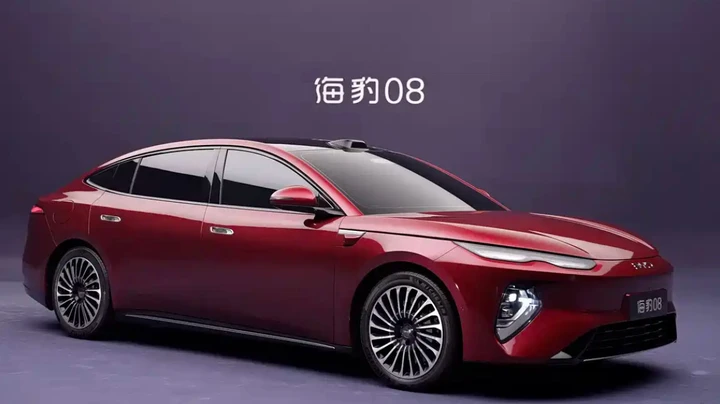 BYD Seal 08 DM-p: debutta la nuova coupé PHEV da 300 km in EV