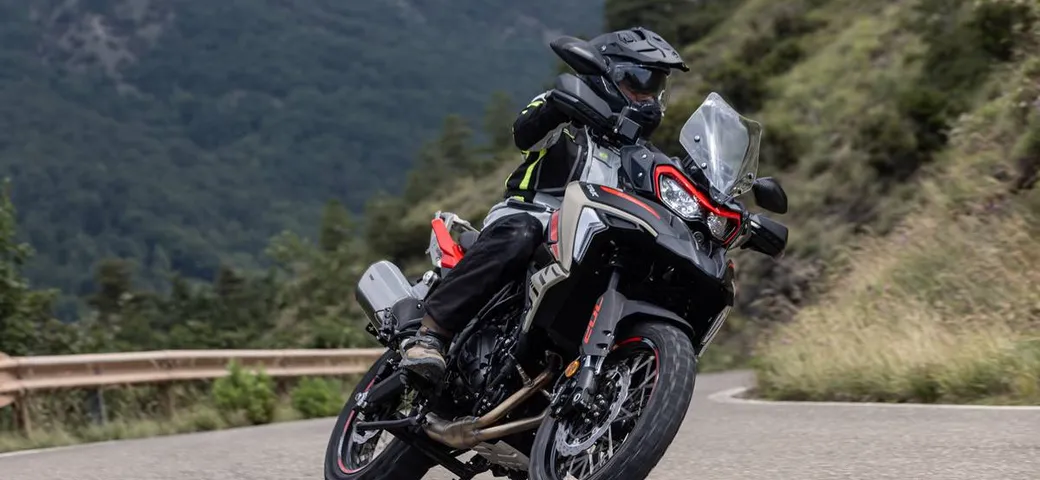 Benelli TRK 702X 2025: performance, design e comfort su strada e fuoristrada