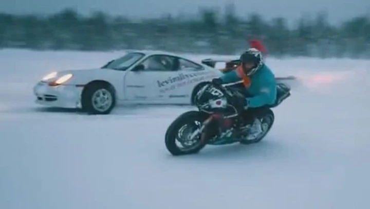 Triumph Daytona vs Porsche Carrera vs Polaris RMK: sfida di drift tra i ghiacci