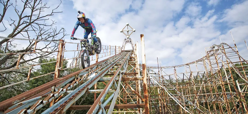 Dougie Lampkin sulle montagne russe in moto