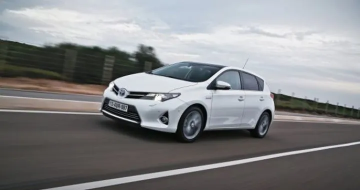 Toyota Auris MY 2013, ibrido per tutti: il test su strada