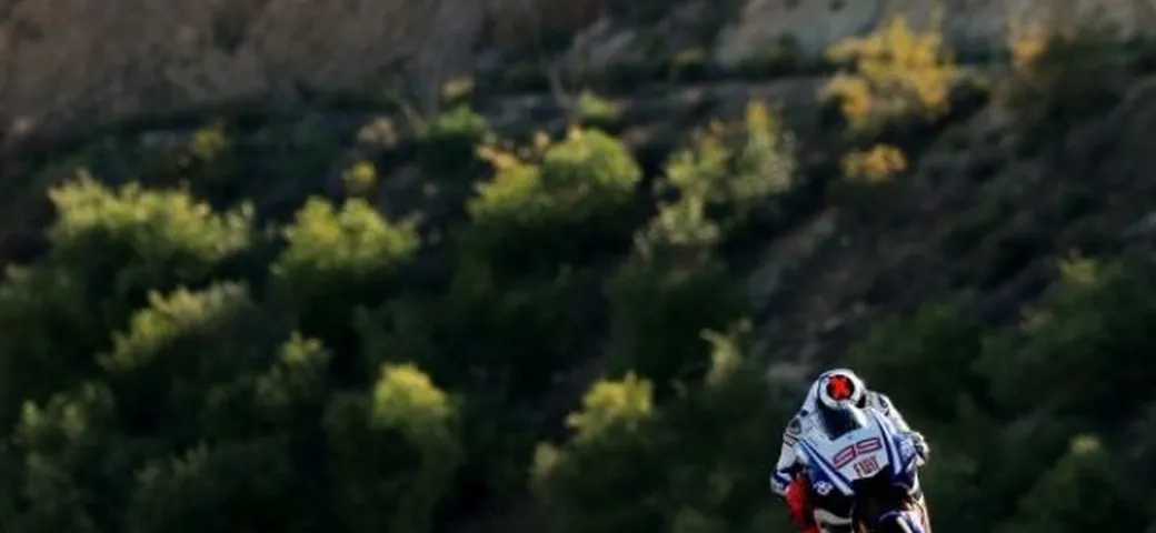 MotoGP: Lorenzo domina a Le Mans, davanti a Rossi e Dovizioso. Stoner cade al secondo giro