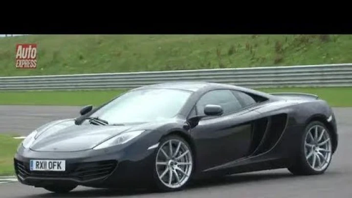 Ferrari 458 Italia vs McLaren MP4-12C: la prova di AutoExpress