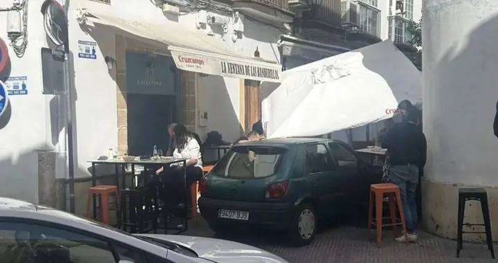 Auto invade strada pedonale e centra la terrazza di un bar
