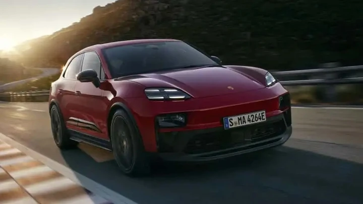 Porsche riporta in vita la Macan a benzina: tornerà nel 2028, mentre la 911 non sarà EV