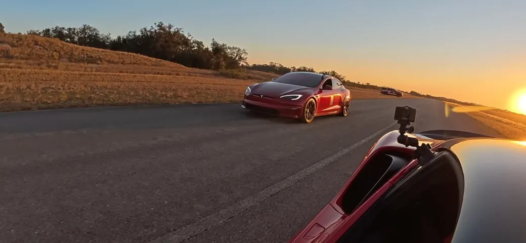 Nuova sfida Tesla Model S Plaid contro Ferrari SF90: pura adrenalina