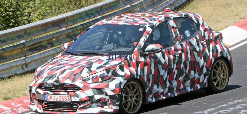 Nuova Toyota Yaris: foto spia al Nurburgring