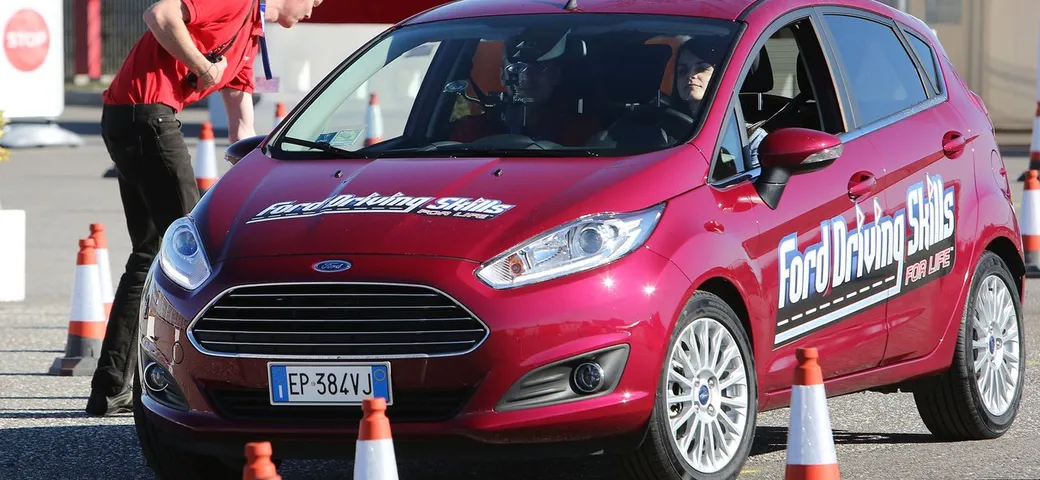 Ford: distrazioni e alcool i nemici dei giovani alla guida; e in estate...