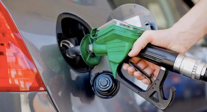 Perché fare piccoli rabbocchi di benzina può danneggiare l'auto