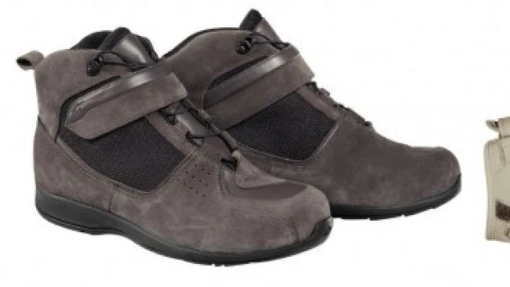 Alpinestars: scarpe Afrika e guanti Mustang