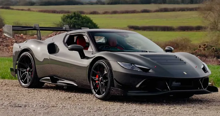 Ricostruisce una Ferrari 296 GTB per trasformarla in una Challenge unica