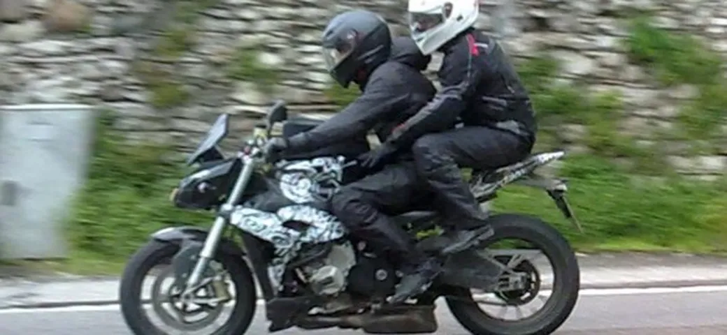 Avvistata la versione 'Streetfighter' della BMW S1000RR