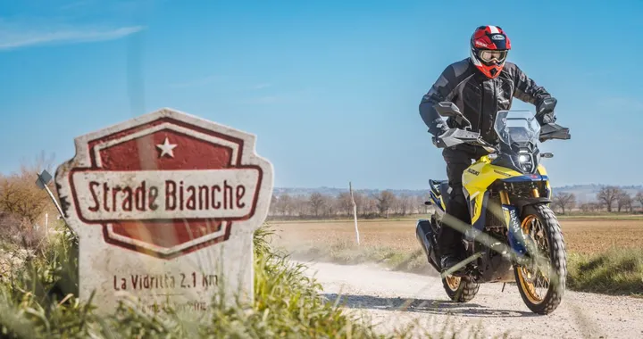 Suzuki V-Strom 800DE: regina delle Strade Bianche 2025, tra polvere e gloria