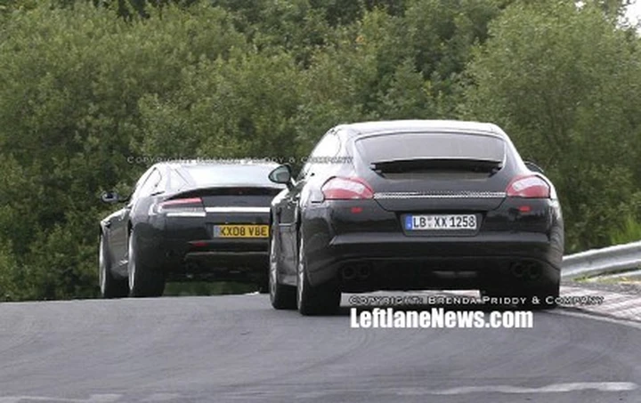 Aston Martin Rapide contro Porsche Panamera: lo scontro parte già dai muletti