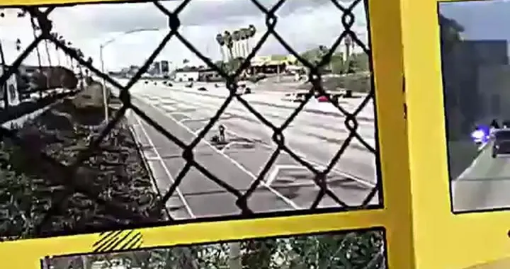 Motociclisti bloccano il traffico per proposta di matrimonio