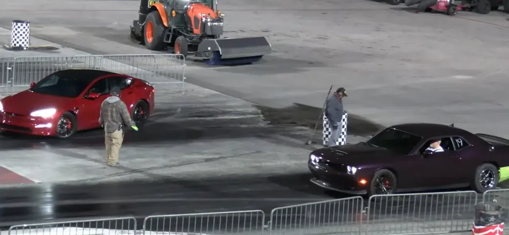 Tesla Model S Plaid domina la drag strip contro Dodge Challenger
