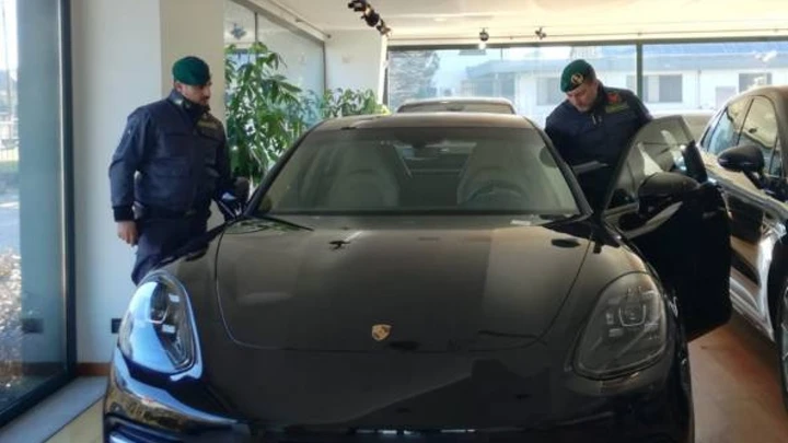 Maxi-frode da 43 milioni, importavano auto di lusso dall'estero