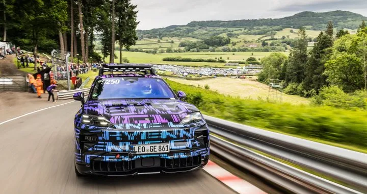 Porsche Cayenne Electric, prima del debutto infrange nuovi record