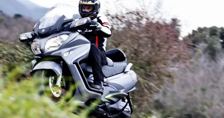 Suzuki Burgman 650 MY 2013: il test di Motoblog sulle strade di Roma