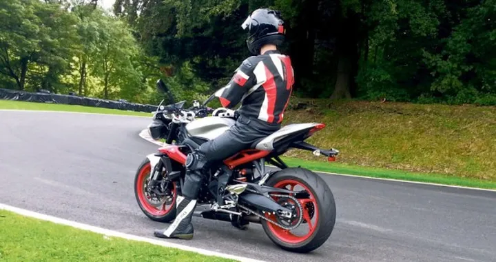 Triumph Street Triple RX 2015: prima foto spia